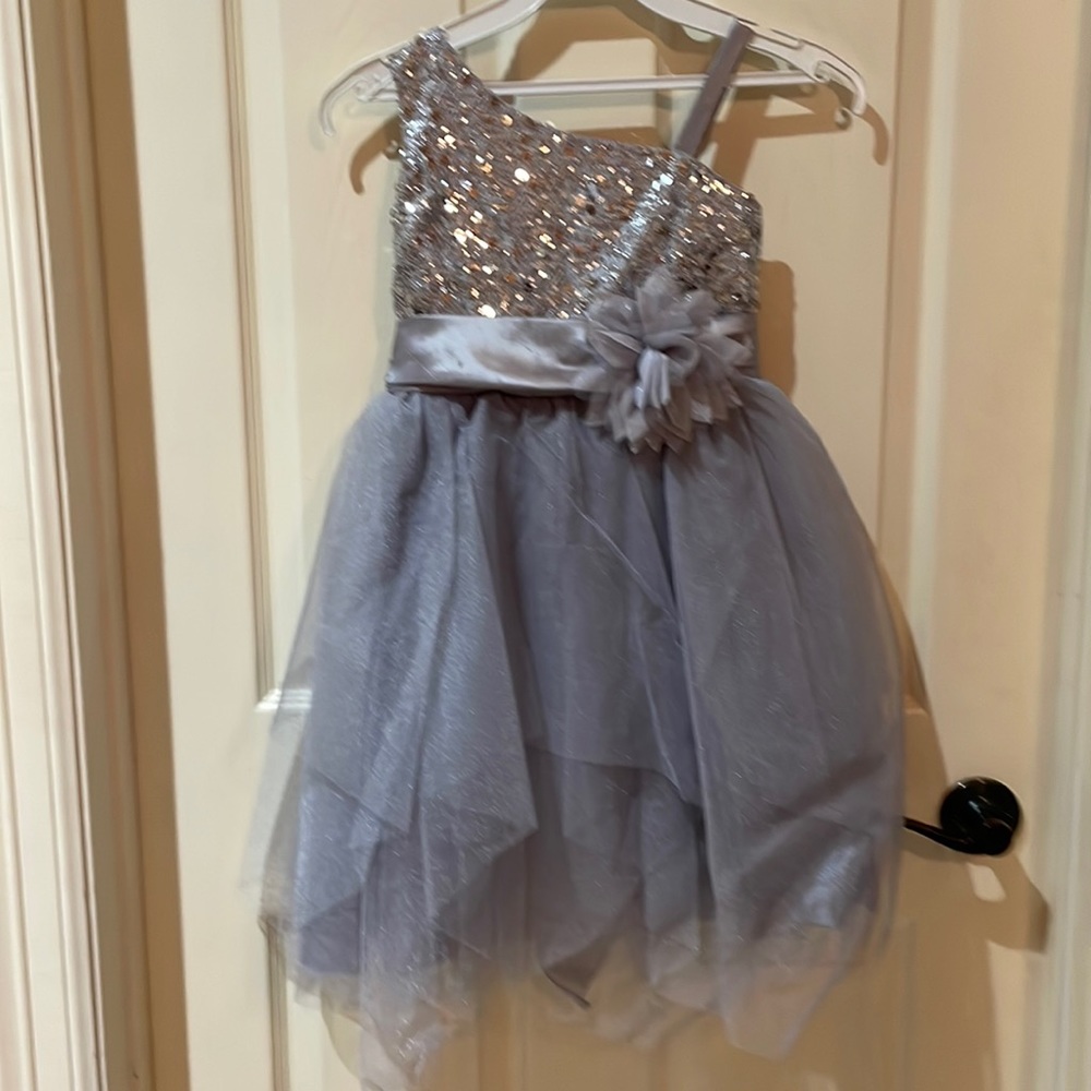 One time used 6y little girl dress a little dirty but can be fixed with a wash